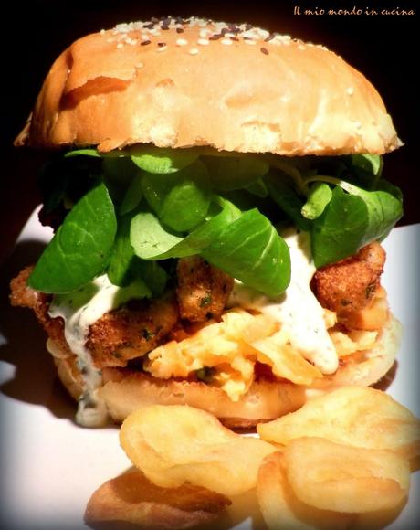 Burger con MERLUZZO fritto, insalata di MELE & CAROTE e salsa TARTARA