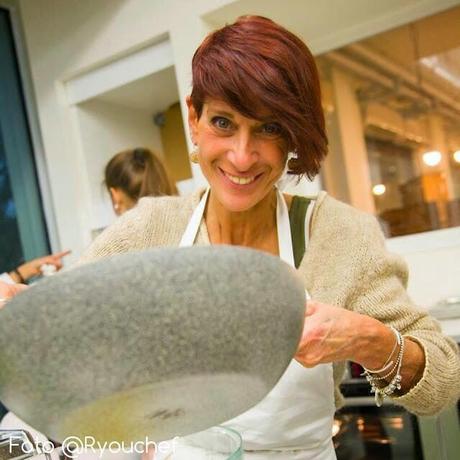 Ravioli a lingotto alle cipolle su salsa di pane