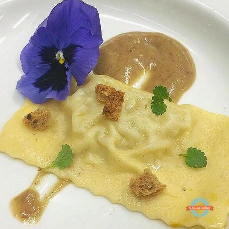 Ravioli a lingotto alle cipolle su salsa di pane