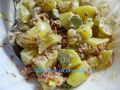 Insalata di patate e carne in scatola