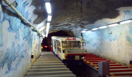 Con il Metro Alpin, la funicolare sotterranea più alta del mondo, si sale al Mittelallalin. A 3500 metri di quota si schiude un panorama di grande fascino su montagne e ghiacciai della valle di Saas. 