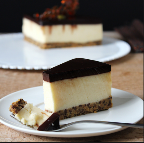 torta mousse con  biscotto e glassa di cioccolato