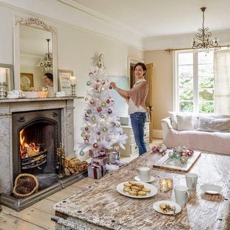 Christmas Home Tour : Semplicity, distressed furniture and whites/pastels colors! . shabby&countrylife.blogspot.it