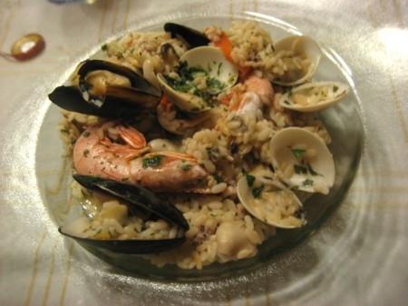 Primo-piano-risotto-alla-pescatora-piatto-trasparente-450x337