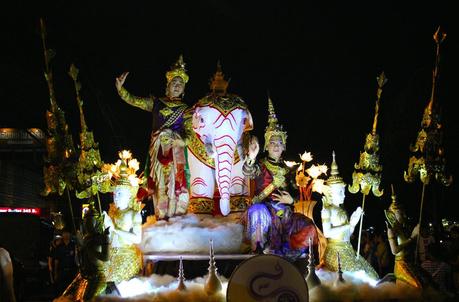 Uno dei carri della cerimonia d'apertura del Loy Krathong a Chiang Mai - foto di Elisa Chisana Hoshi