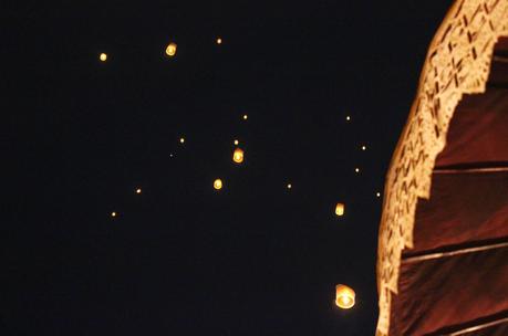 Lanterne che volano alto - foto di Elisa Chisana Hoshi