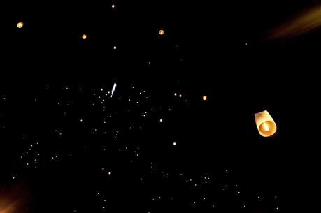 Durante in Loy Krathong in cielo nascono nuove costellazioni - foto di Elisa Chisana Hoshi