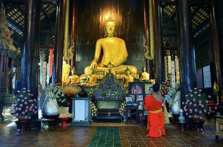 Il preghiera di fronte al Buddha al Wat - foto di Elisa Chisana Hoshi