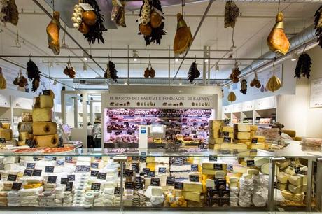 E A T A L Y   e  TURISMO  -  Mangiare a fare la spesa a teatro da  EATALY - Milano.  L'esperienza del buon cibo come potenzialità capace di valorizzare tutti gli altri umani saperi