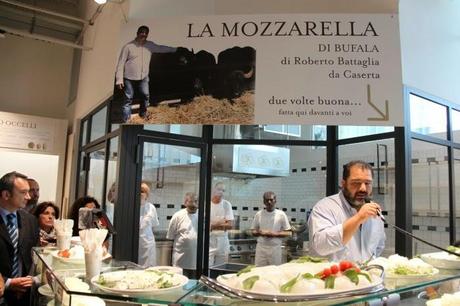 E A T A L Y   e  TURISMO  -  Mangiare a fare la spesa a teatro da  EATALY - Milano.  L'esperienza del buon cibo come potenzialità capace di valorizzare tutti gli altri umani saperi