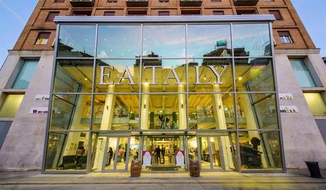 E A T A L Y   e  TURISMO  -  Mangiare a fare la spesa a teatro da  EATALY - Milano.  L'esperienza del buon cibo come potenzialità capace di valorizzare tutti gli altri umani saperi