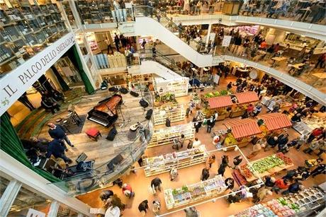 E A T A L Y   e  TURISMO  -  Mangiare a fare la spesa a teatro da  EATALY - Milano.  L'esperienza del buon cibo come potenzialità capace di valorizzare tutti gli altri umani saperi