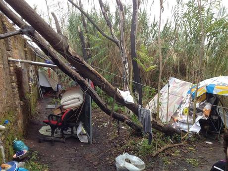 Le bidonville lungo il Tevere. Foto assurde dai nuovi accampamenti al Ponte della Scienza a Ostiense. Villaggi abusivi lungo il fiume