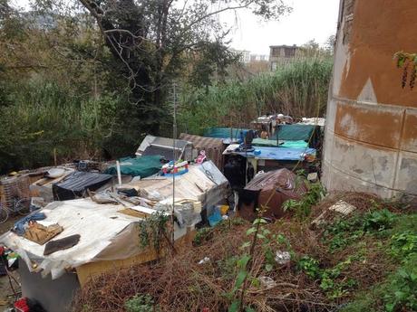 Le bidonville lungo il Tevere. Foto assurde dai nuovi accampamenti al Ponte della Scienza a Ostiense. Villaggi abusivi lungo il fiume