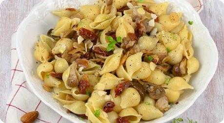 Pasta mandorle, funghi e pomodori secchi Pasta mandorle, funghi e pomodori secchi