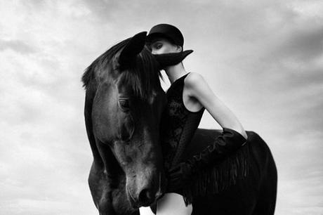Black Horse-misseychelles-fashion-blog-1