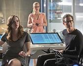 Arrow/The Flash crossover: tensioni tra Barry e Oliver, pericolo di vita o morte e Felicity che combina?