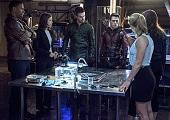 Arrow/The Flash crossover: tensioni tra Barry e Oliver, pericolo di vita o morte e Felicity che combina?