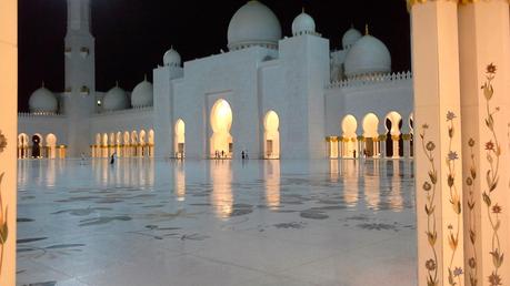 La notte è colorata ad Abu Dhabi