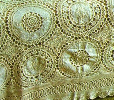 Lavori con l'uncinetto: Copriletto con intarsi ricamati Lavori con l'uncinetto: Copriletto con intarsi ricamati