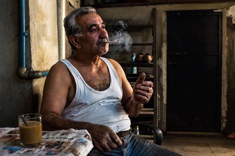 uomo fuma nel suo negozio istambul turchia