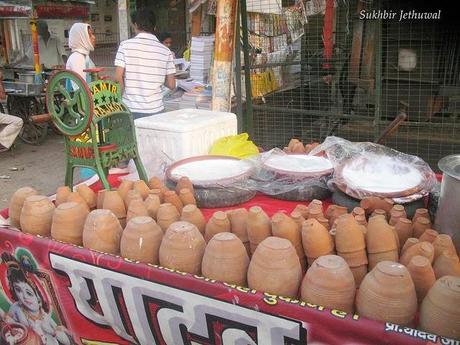 Terracotta indiana. Seconda parte: il bicchiere del lassì