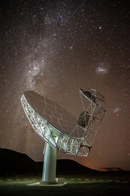 La prima antenna di MeerKAT si staglia sulla Via Lattea e le Nubi di Magellano. Crediti: SKA SA / Photowise