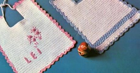 Lavori l'uncinetto: Bavaglini azzurro rosa 