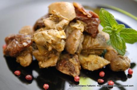 La ricetta del giorno: Spezzatino di cosce di pollo con carciofi, pomodori secchi, menta e pepe rosa