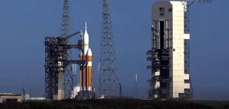 Lo United Launch Alliance Delta IV Heavy, cui è agganciata la capsula Orion, sulla rampa di lancio a Cape Canaveral. 