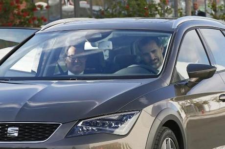 Felipe VI in auto con il presidente catalano: è la foto dell'anno in Spagna