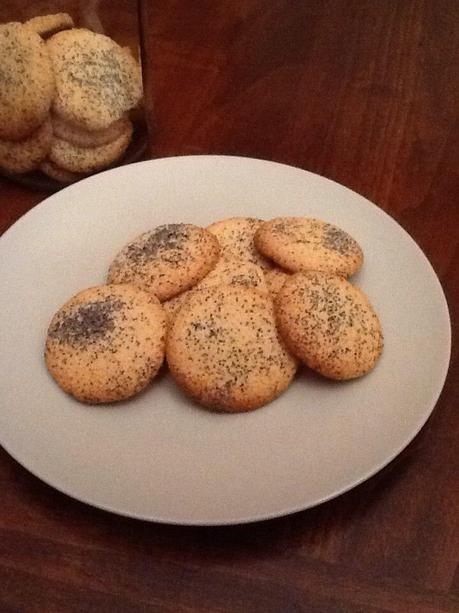 BISCOTTINI ALLE MANDORLE E SEMI DI PAPAVERO IMG_1432.JPG