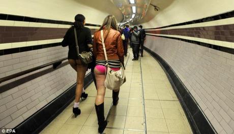 Gente in mutande ma ok dai era il No Pants on the Subway day! 
