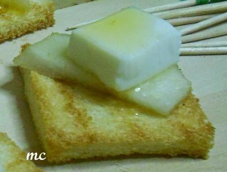 Tartine con Crescenza di Capra, Pera e Miele Tartine con Crescenza di Capra, Pera e Miele