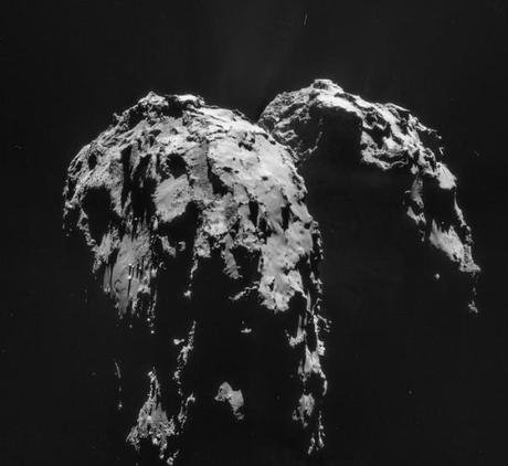 Nucleo della cometa fotografato l’1 dicembre 2014. Crediti: ESA/Rosetta/NAVCAM – CC BY-SA IGO 3.0.