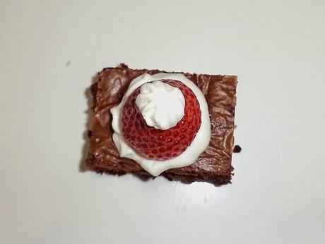 Cappellini di Babbo Natale brownies (Santa Claus' Christmas hat brownies)