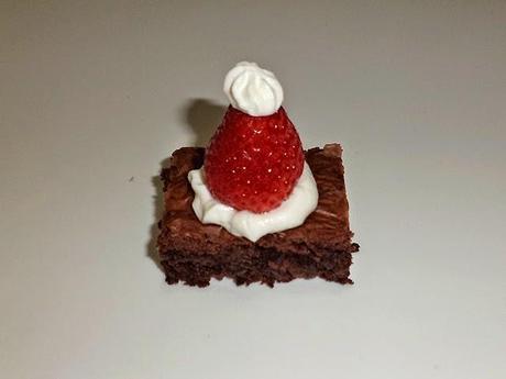 Cappellini di Babbo Natale brownies (Santa Claus' Christmas hat brownies)