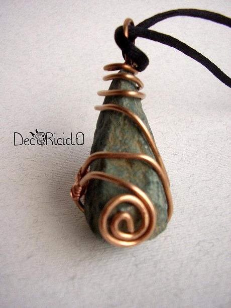 Ciondoli di pietra naturale e filo 100% rame ciondolo scarponcino verde 2