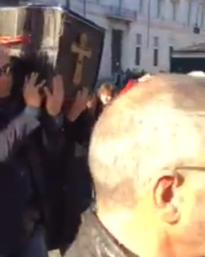 Il funerale dei bancarellari a Piazza Navona. Un video imperdibile con figuracce a ripetizione che manco a Paperissima