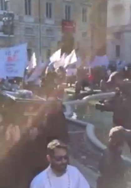 Il funerale dei bancarellari a Piazza Navona. Un video imperdibile con figuracce a ripetizione che manco a Paperissima