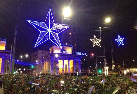 Le luminarie di Natale a Milano. Non siamo di certo al top europeo, ma siamo dentro la decenza. Perché da noi fanno così schifo?