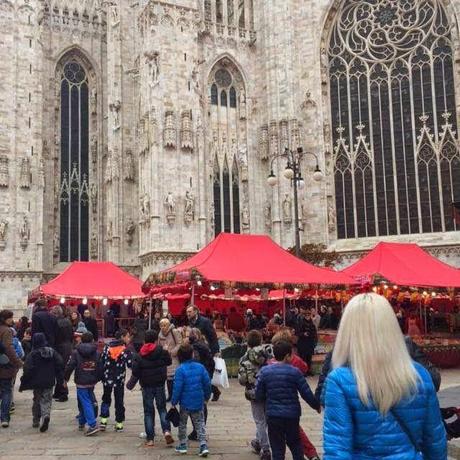 Le luminarie di Natale a Milano. Non siamo di certo al top europeo, ma siamo dentro la decenza. Perché da noi fanno così schifo?