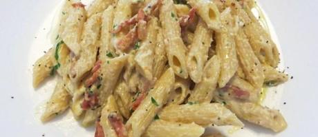 penne con crema di noci, carciofini e speck