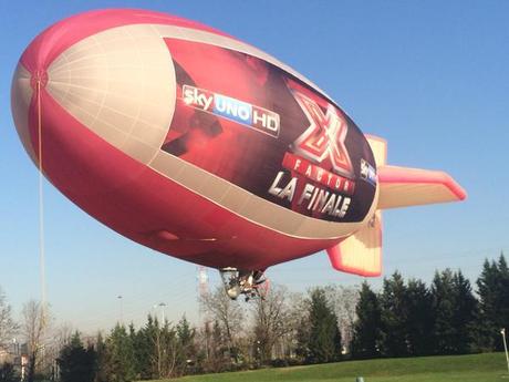 Febbre da finale #XF8, un dirigibile sorvola il Cielo di Milano (con foto)