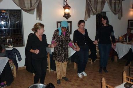 Ed ecco una spagnola, una marocchina, un'olandese e un'italiana alle prese con le danze locali.