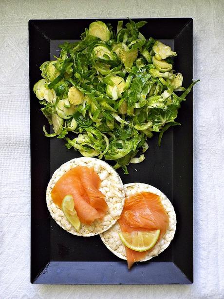 Insalata di cavoletti di bruxelles con salmone affumicato