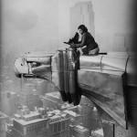 8.Oscar-Graubner,-Margaret-Bourke-White-al-lavoro-sul-Chrysler-Building,-New-York-1934-©Estate-of-Margaret-Bourke-White