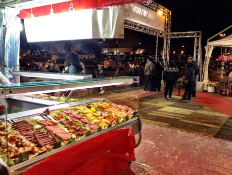 Scempio dei mercatini di Natale. Ecco 11 immagini da Piazza San Giovanni in Laterano. Paccottiglia e kebab a umiliare il sagrato della Cattedrale di Roma e del Mondo