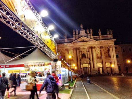 Scempio dei mercatini di Natale. Ecco 11 immagini da Piazza San Giovanni in Laterano. Paccottiglia e kebab a umiliare il sagrato della Cattedrale di Roma e del Mondo