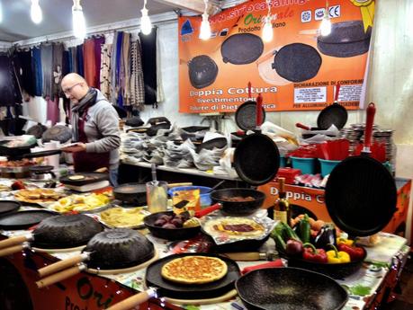 Scempio dei mercatini di Natale. Ecco 11 immagini da Piazza San Giovanni in Laterano. Paccottiglia e kebab a umiliare il sagrato della Cattedrale di Roma e del Mondo